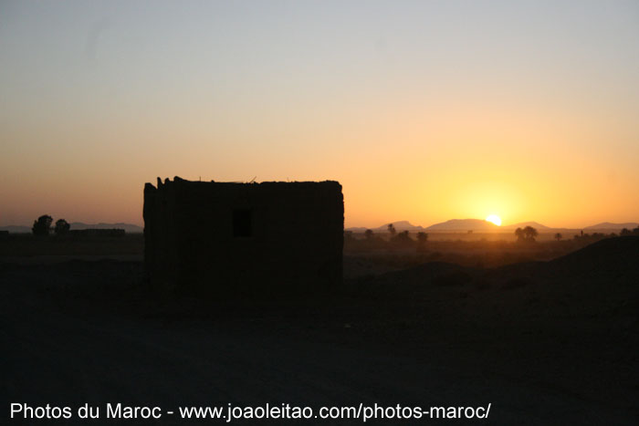 Coucher de soleil sur les pistes de l'Erg Chebbi venant de Erfoud