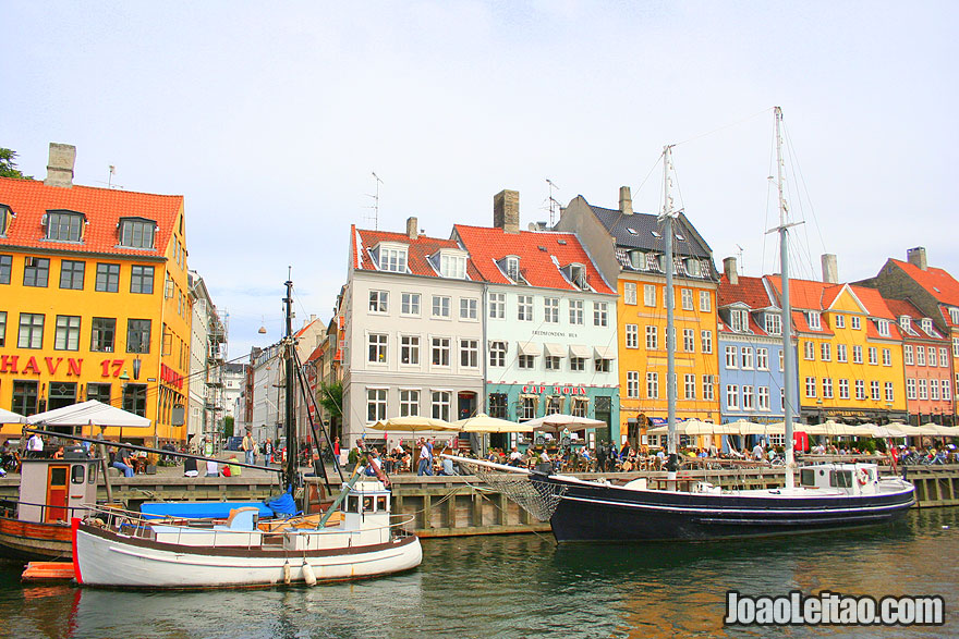 Barcos num canal no centro de Copenhaga, Visitar a Dinamarca