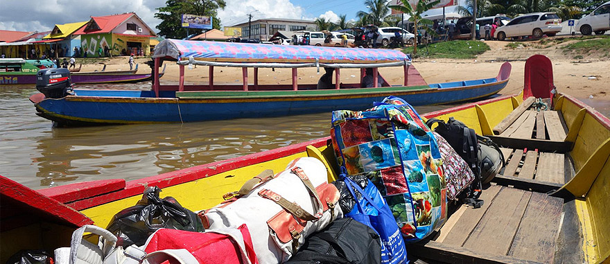 Lancha do Suriname para a Guiana Francesa